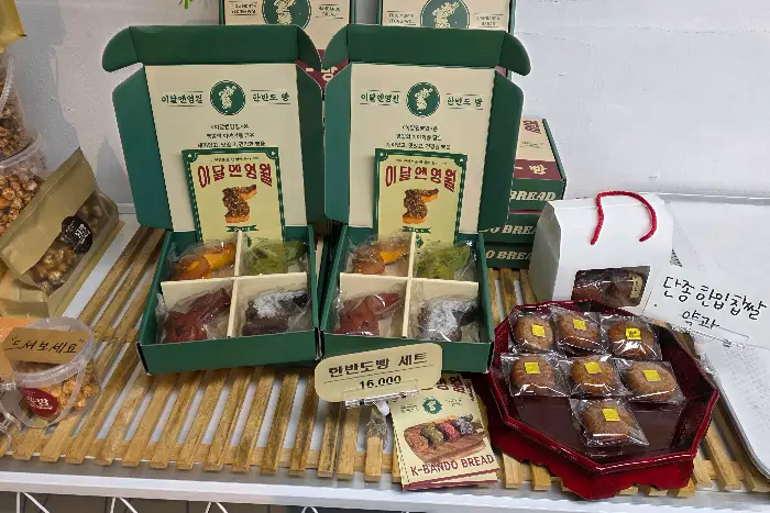 포장된 빵과 여러 종류의 디저트 세트