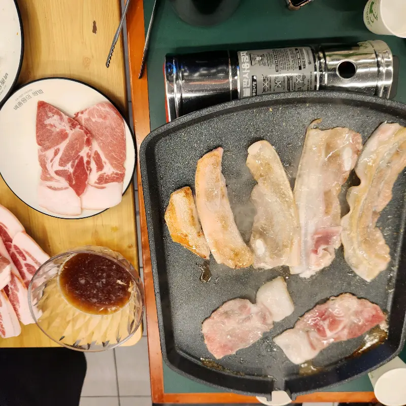 불판에 올려진 듀록 대패삼겹살이 지글지글 익어가는 모습