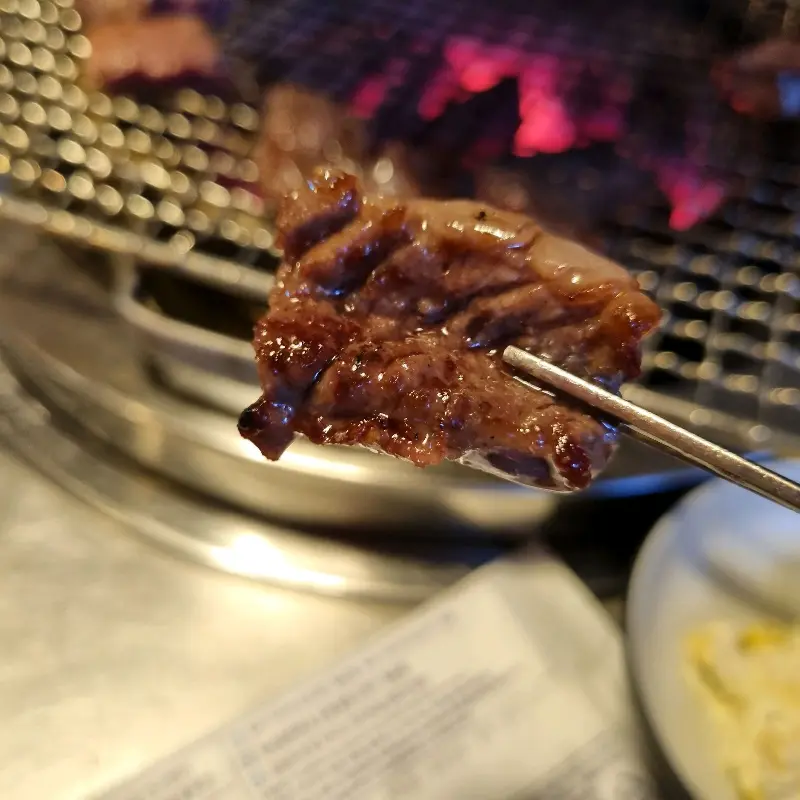 불판 위에 올려진 고기