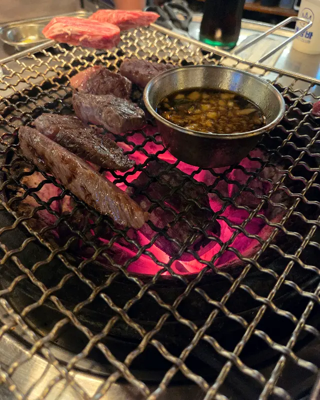 숯불위에서 익어가는 소갈비