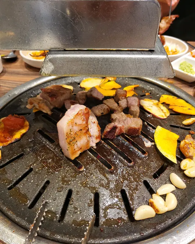 고기와 곁들여 먹는 반찬들