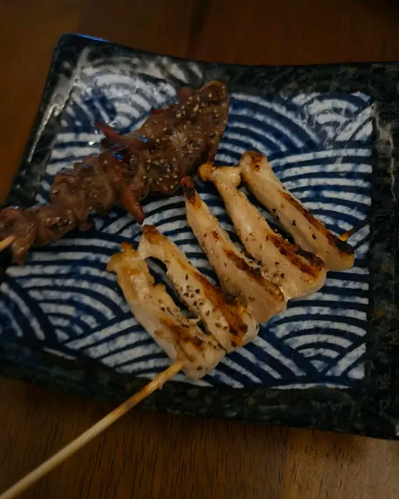 다양한 꼬치가 담긴 접시