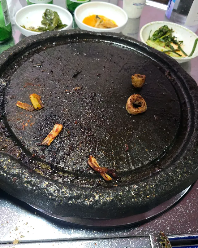 깨끗하게 비워진 돌판