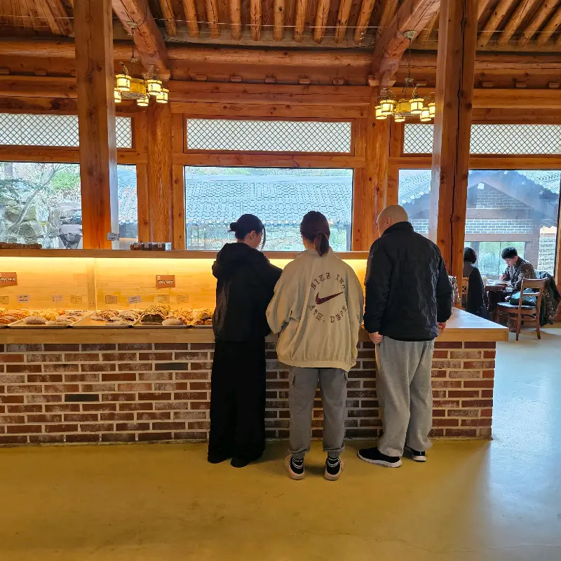 빵을 고르는 손님들의 모습