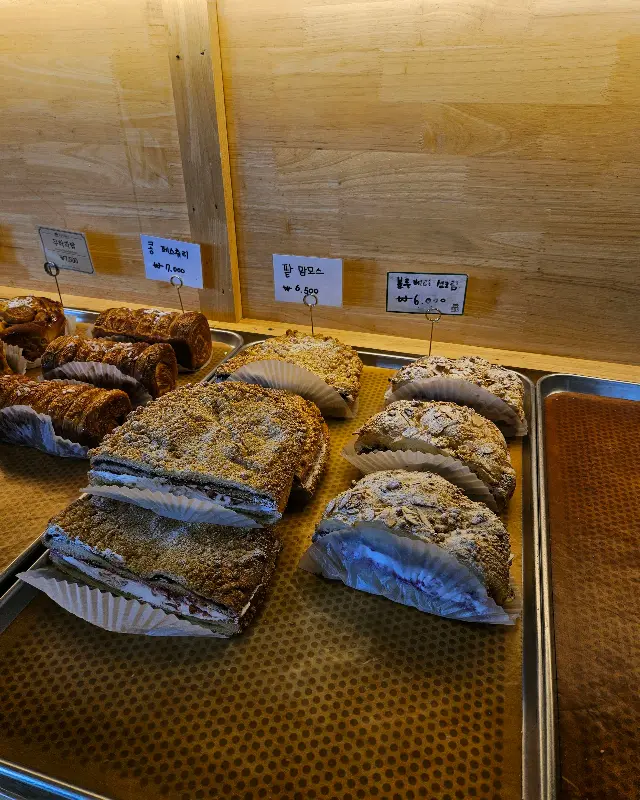 다양한 빵들이 진열된 모습