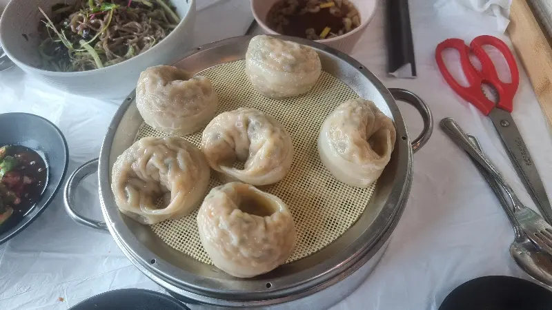 윤기가 흐르는 메밀 왕만두