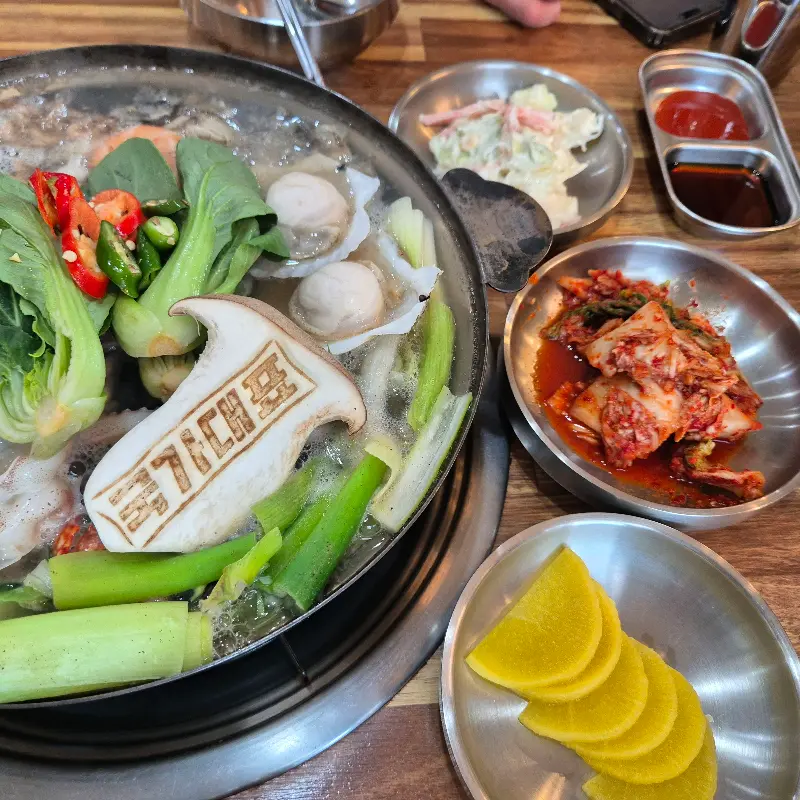 푸짐한 해물칼국수 한 상 차림