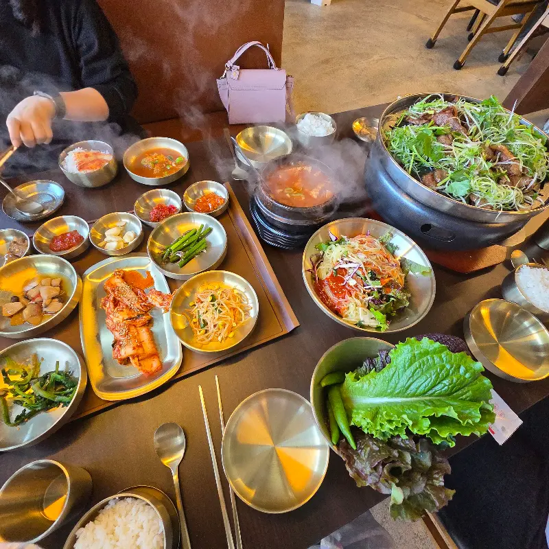 푸짐하게 차려진 불고기 정식 한 상