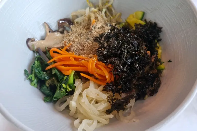 산채비빔밥의 다채로운 색감