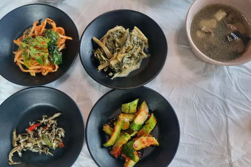 정갈한 밑반찬 구성