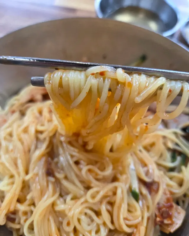 쫄깃한 면발이 살아있는 비빔밀면