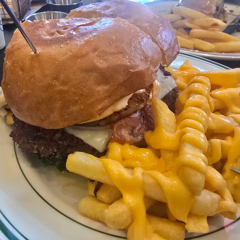 체다 치즈가 듬뿍 뿌려진 감자튀김