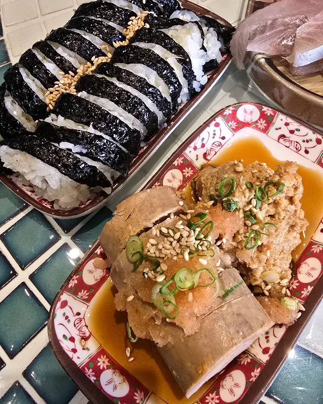 소금김밥과 곁들임 메뉴