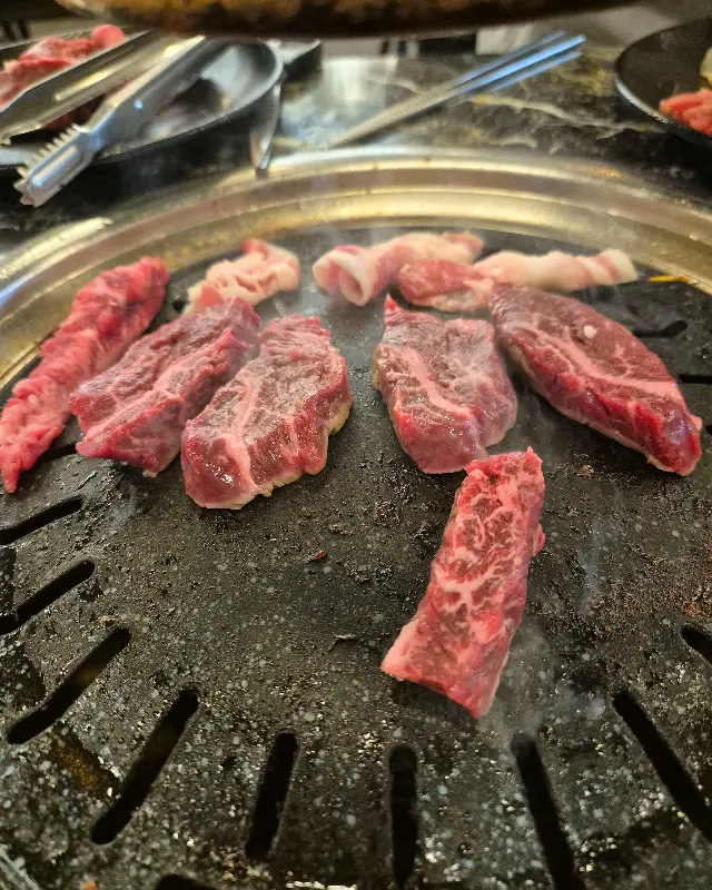 불판 위에서 맛있게 익어가는 소고기