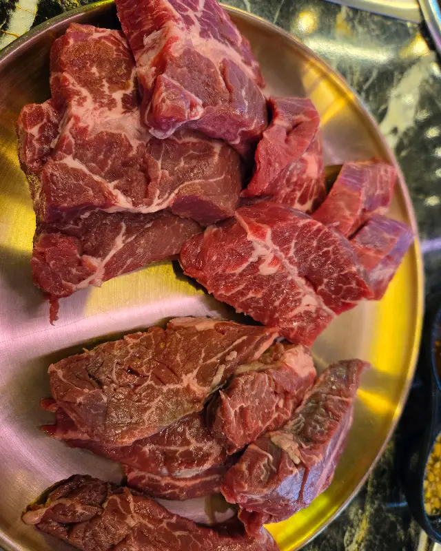 신선한 소고기 한 접시