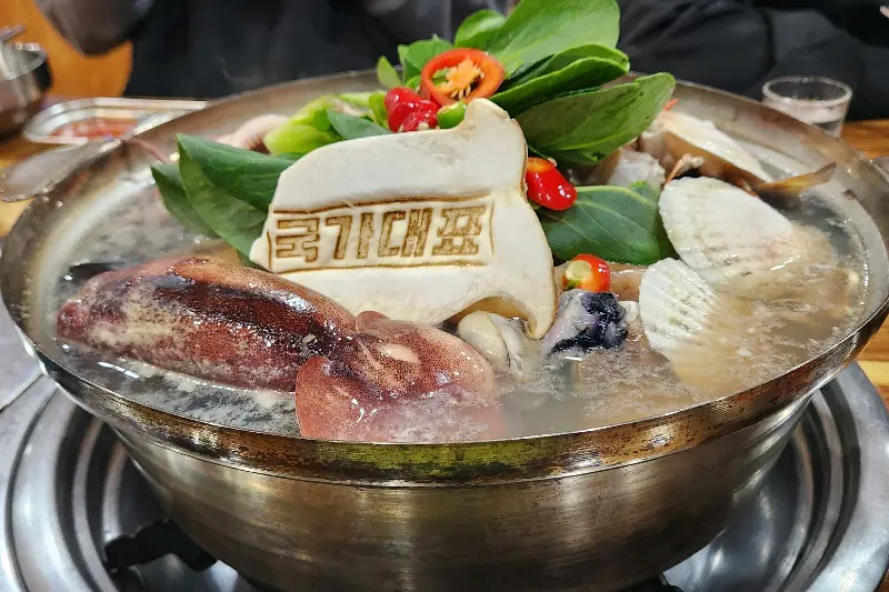 해산물이 가득한 해물칼국수