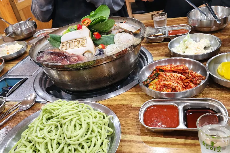 해물칼국수와 곁들임 반찬