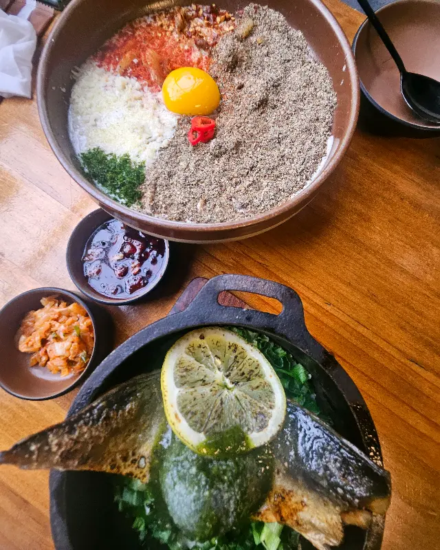 고소한 깻잎 향과 담백한 고등어의 조화가 일품인 깻잎 고등어 지짐밥