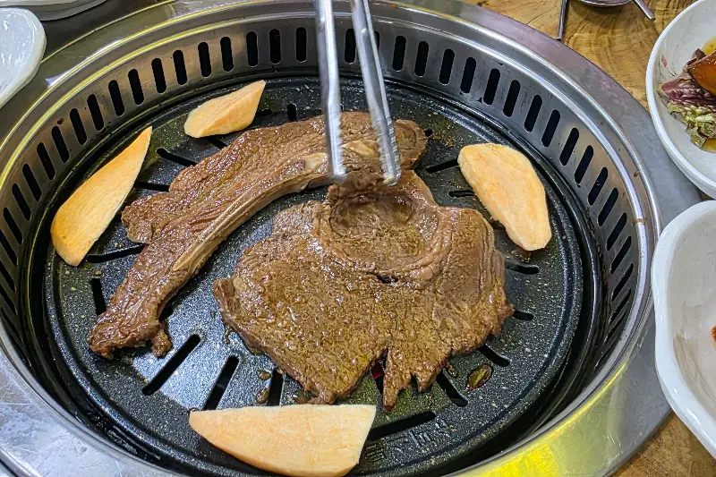 숯불 위에 구워지는 갈비
