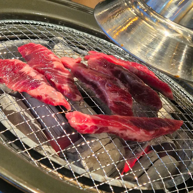 숯불 위에 올려진 소갈비살