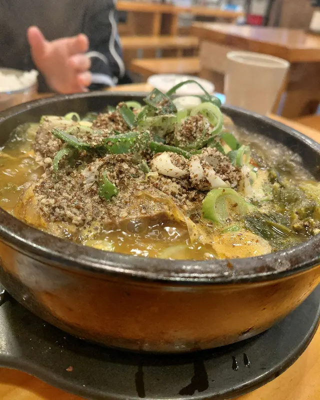 테이블 위에 놓인 뼈해장국