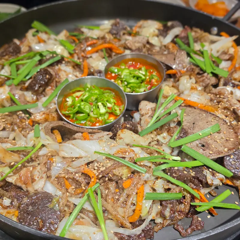 매콤한 양념장이 올려진 백순대볶음