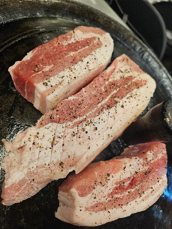 환상적인 마블링을 자랑하는 삼겹살