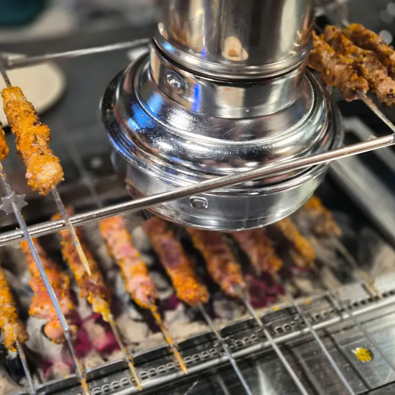 자동으로 돌아가는 꼬치구이 기계