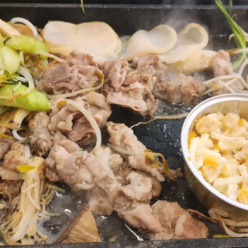 삼합 메뉴의 푸짐한 구성