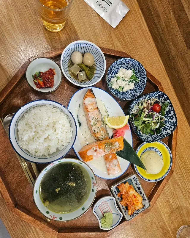 정갈한 반찬과 메인 메뉴가 조화로운 한상차림