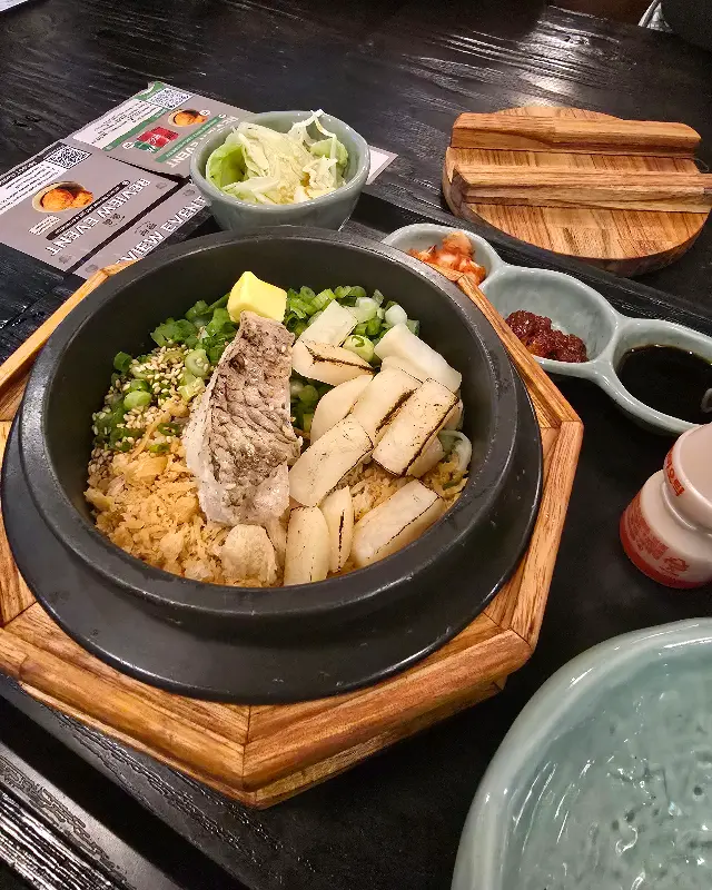 도미관자 솥밥의 비주얼, 뽀얀 도미 살과 탱글탱글한 관자가 밥 위에 소담하게 올려져 있다.