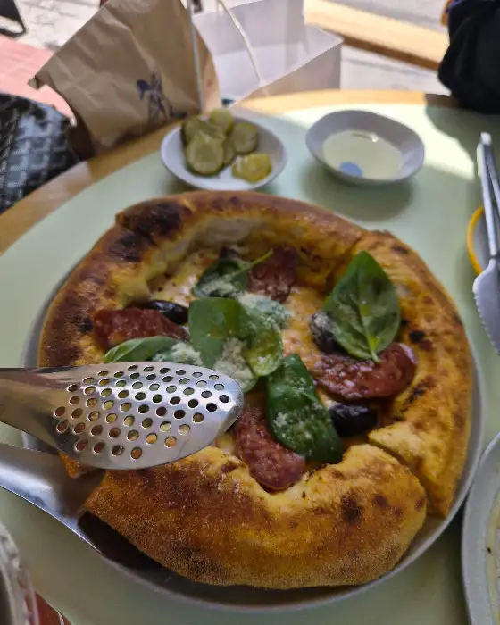 피자 조각과 올리브 오일