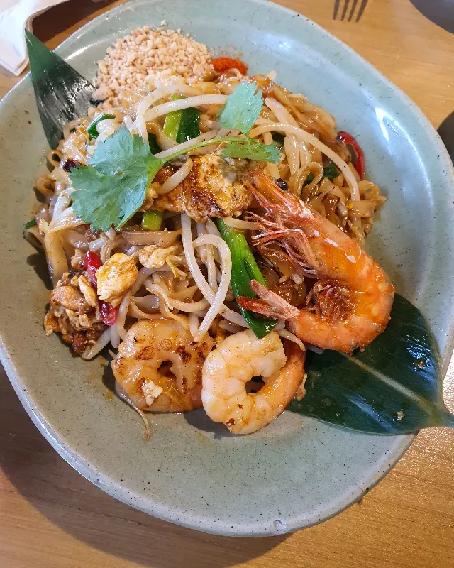 싱싱한 새우가 돋보이는 팟타이