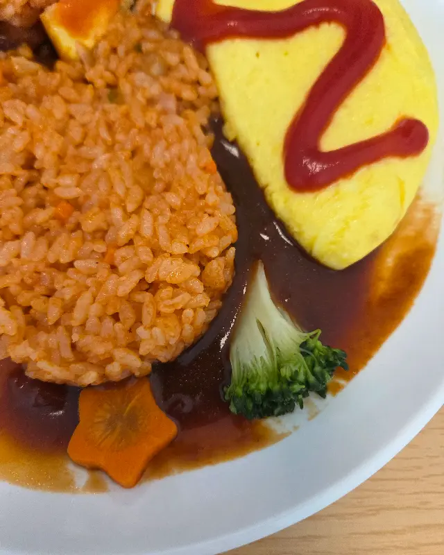 케첩으로 장식된 오므라이스