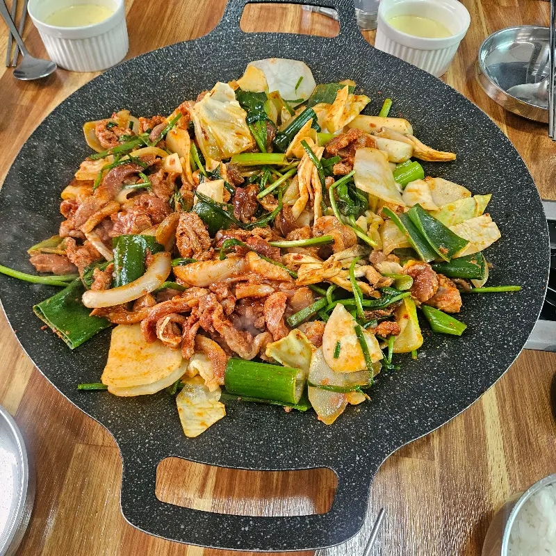 철판 가득 담긴 오리불고기