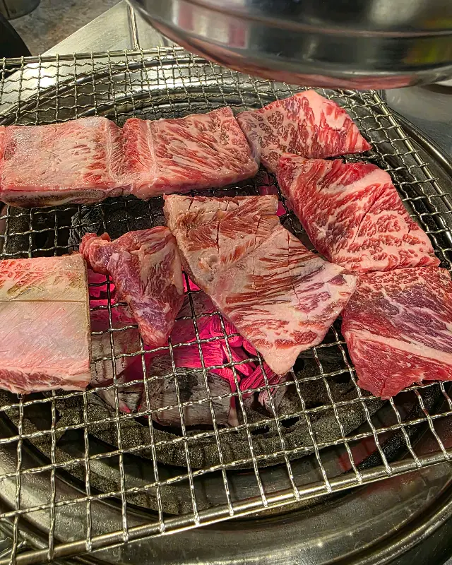 숯불 위에서 노릇하게 익어가는 생소갈비