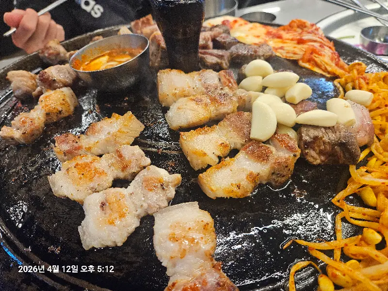 솥뚜껑에 구운 김치, 콩나물과 삼겹살