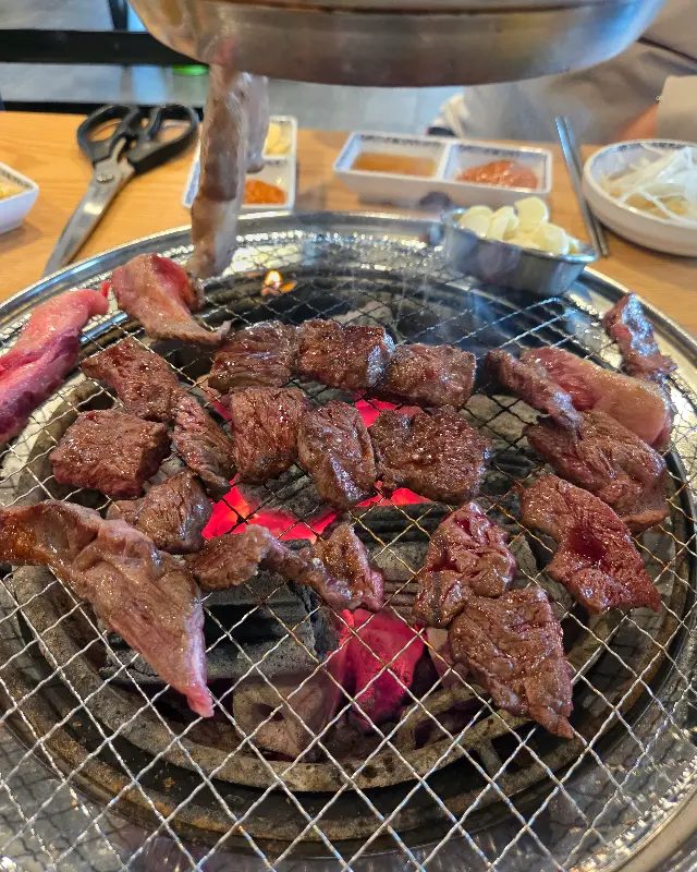 숯불에 구워지는 소고기