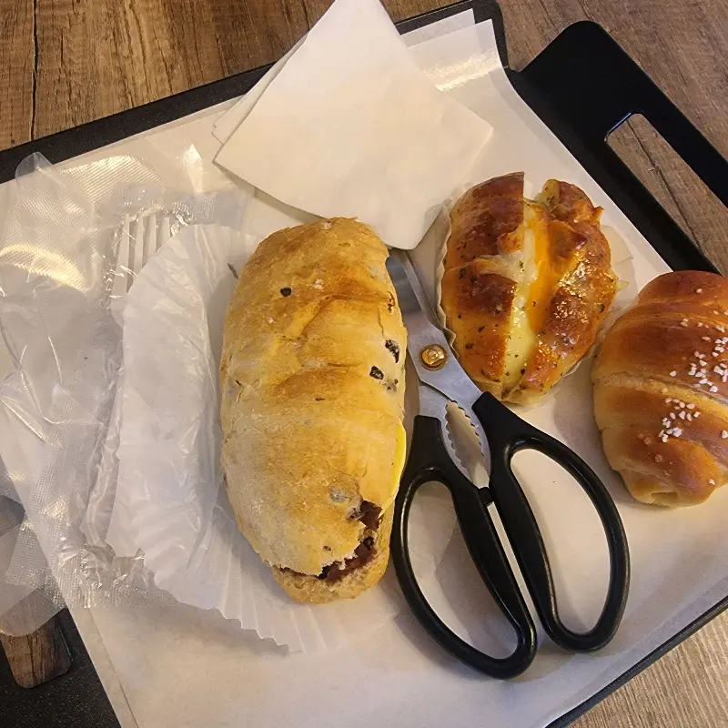 빵과 함께 찍은 사진