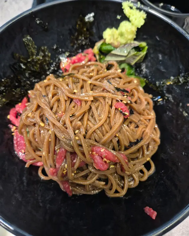 육회 쫄면의 비주얼