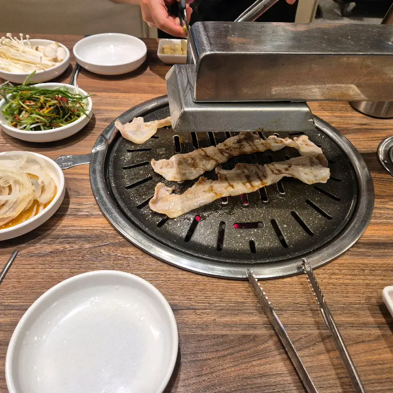 고기를 굽는 모습