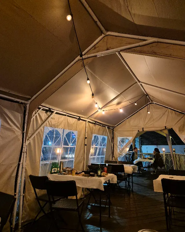 캠핑장 분위기의 내부