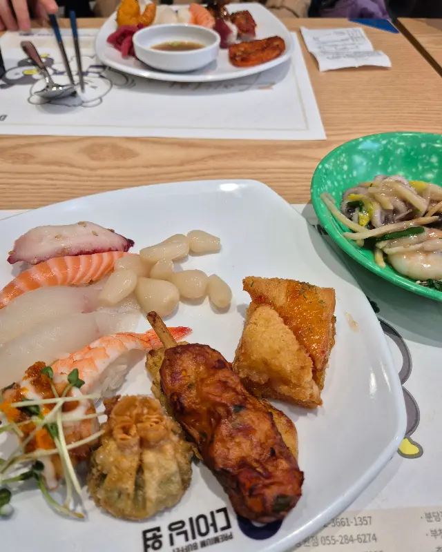 다양한 초밥이 담긴 접시