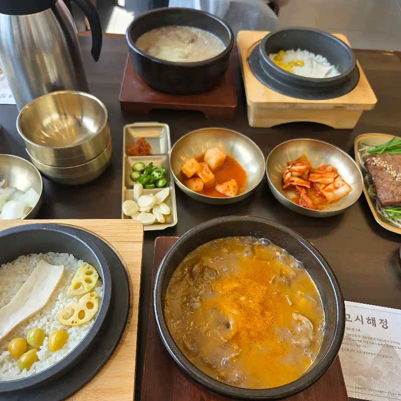 깔끔하게 차려진 한 상