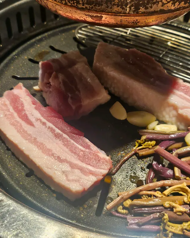 불판 위에서 익어가는 오겹살