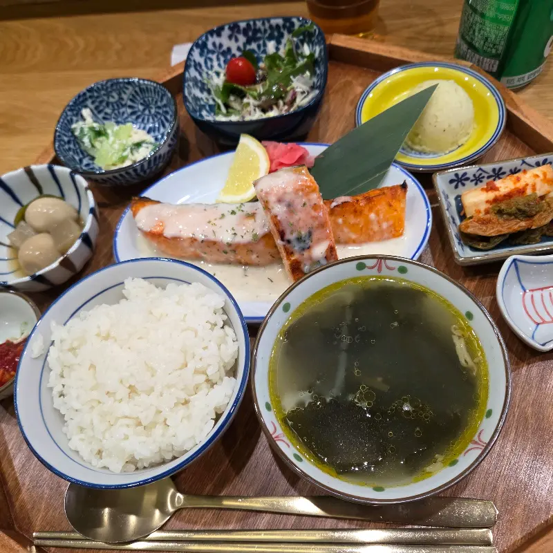 윤기가 흐르는 연어구이 한상차림