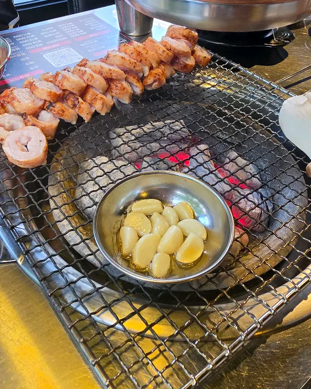 초벌된 막창이 석쇠 위에서 맛있게 익어가는 모습