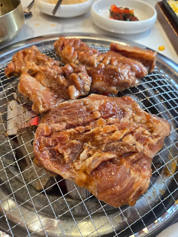 숯불 위에서 맛있게 익어가는 돼지갈비