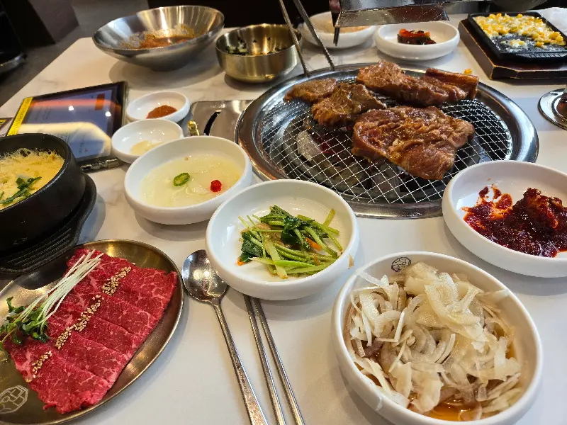 푸짐하게 차려진 서다원의 한 상 차림