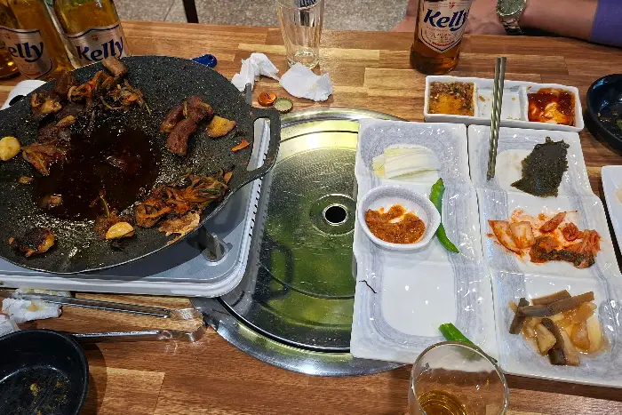 쌈 채소와 곁들여 먹는 곱창